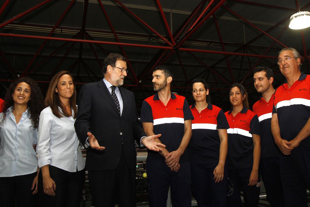 4/07/2016. Rajoy visita la factoría Mahou-San Miguel. El presidente del Gobierno en funciones, Mariano Rajoy, junto a un grupo de trabajador...